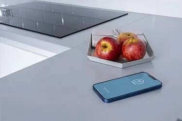 Screen der App, liegt auf Küchentresen
