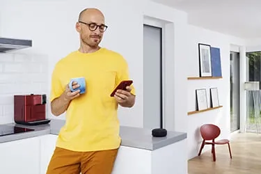 Person genießt am Morgen eine heiße Tasse Kaffee