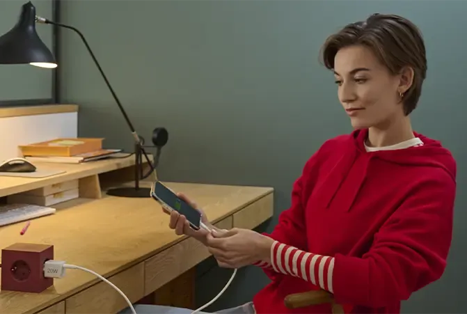 Handy ist an das Ladegerät angeschlossen.