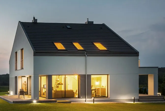 Beleuchtetes Haus in der Dämmerung.