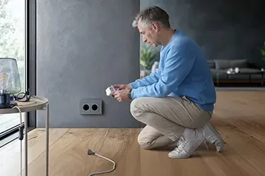 Mann installiert eine smarte Steckdose