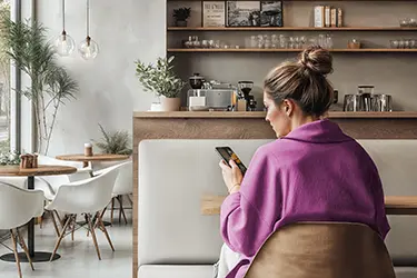 Person prüft die WLAN-Kamera auf dem Handy.