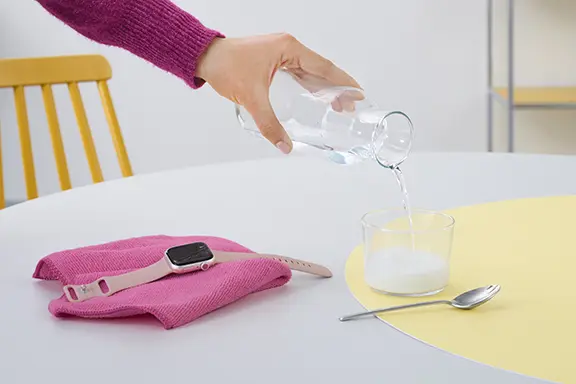 Backpulver und Poliertuch liegen neben der Apple-Watch.
