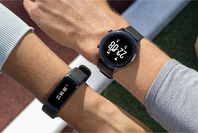 Smartwatch und Fitnesstracker nebeneinander.