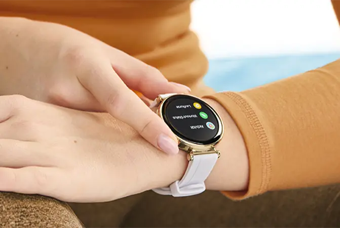 Person trägt eine Smartwatch am Handgelenk.
