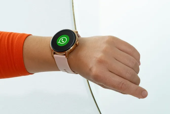 Person prüft WhatsApp-Nachricht auf der Smartwatch.