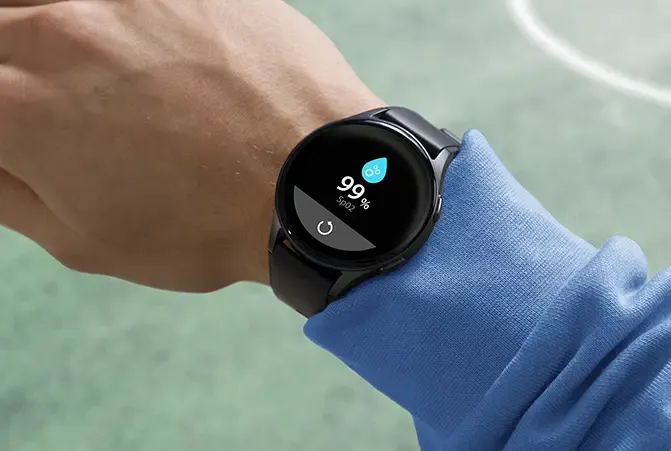 Person wertet Smartwatch-Daten am Telefon aus.