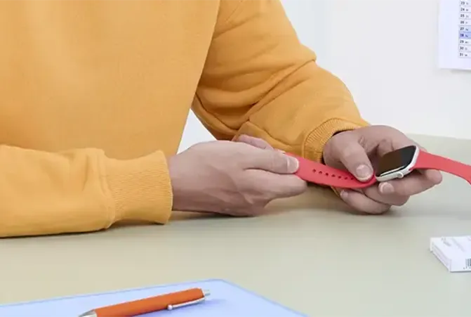 Eine Person hält die Apple-Watch in der Hand.