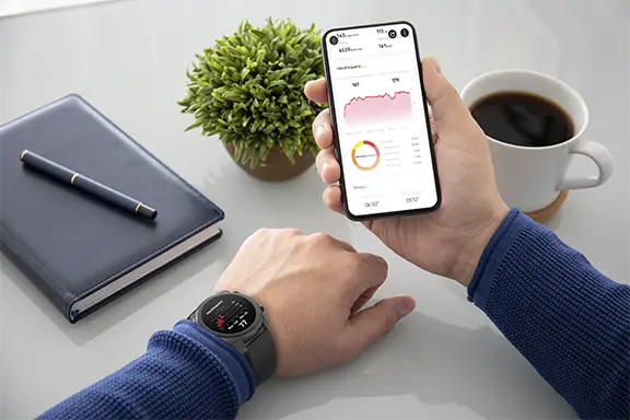 Person prüft die Gesundheitsdaten am Smartphone.