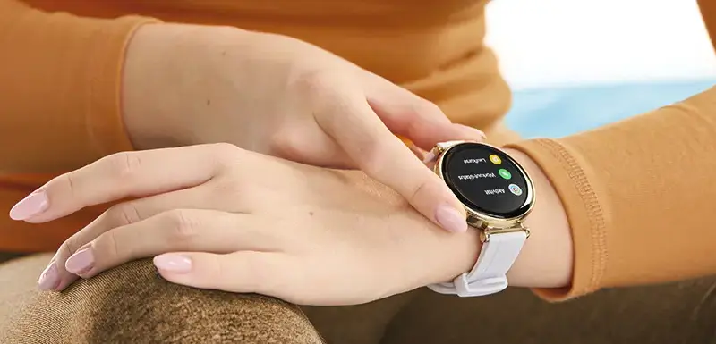 Person trägt eine Smartwatch am Handgelenk.